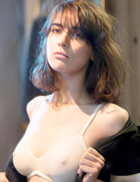 Leonda A strips and shows off her smoking-hot body.